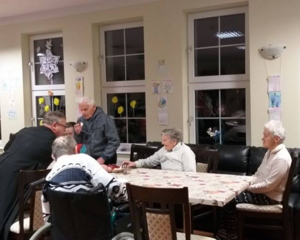 Spotkanie seniorów z księdzem