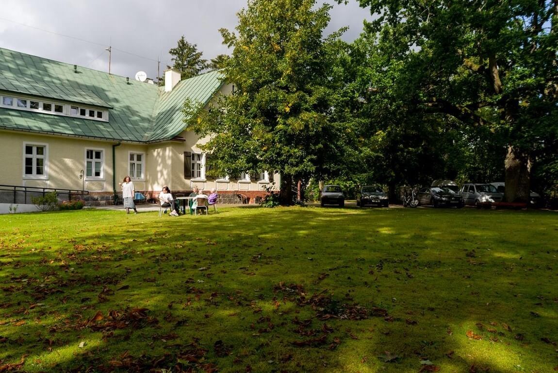 Rozległy ogród i teren zielony Rezydencji Seniora w Dąbrówce Wielkiej